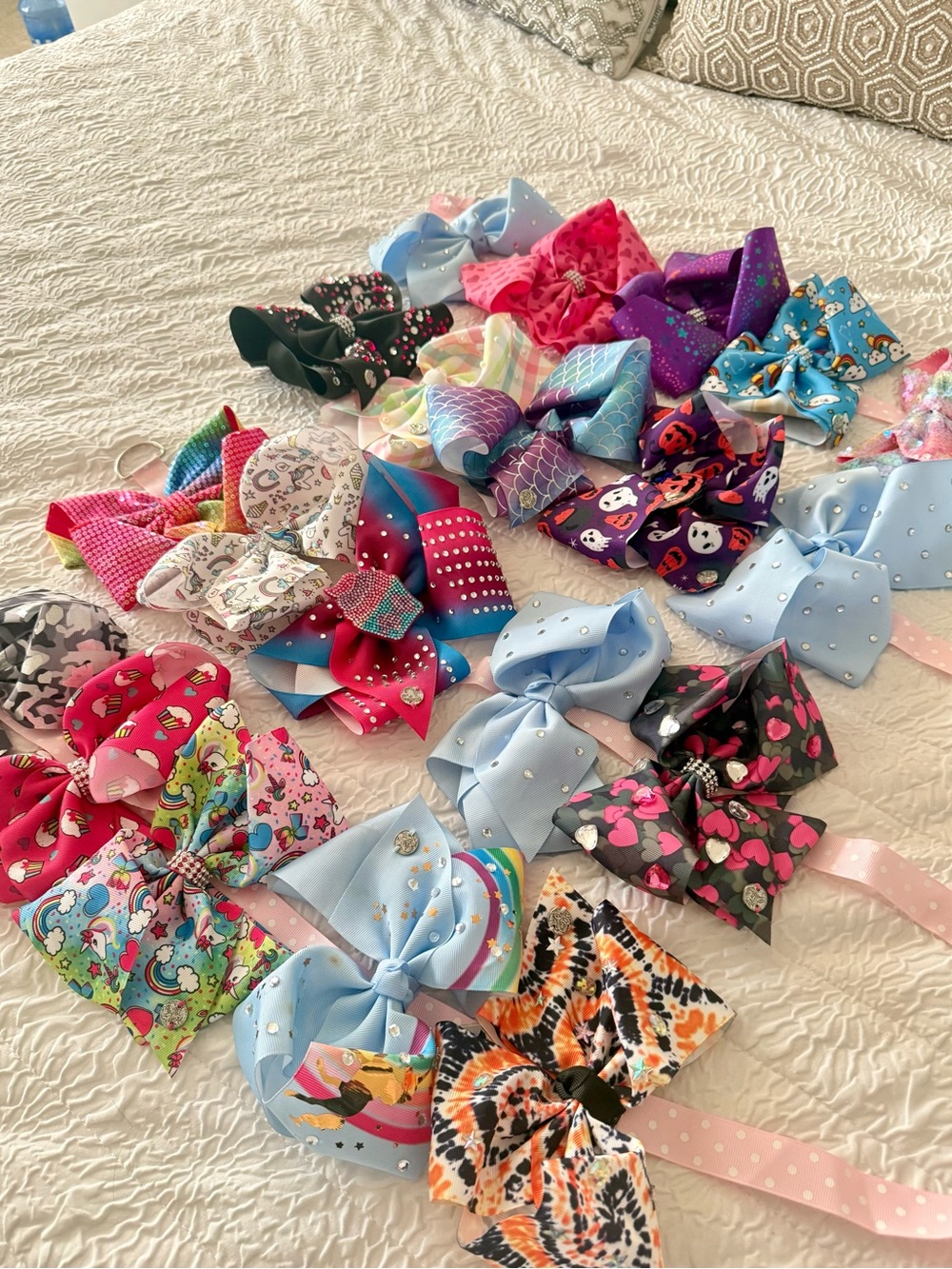 20 Jojo Siwa Hair Bows plus 4 bow hangers